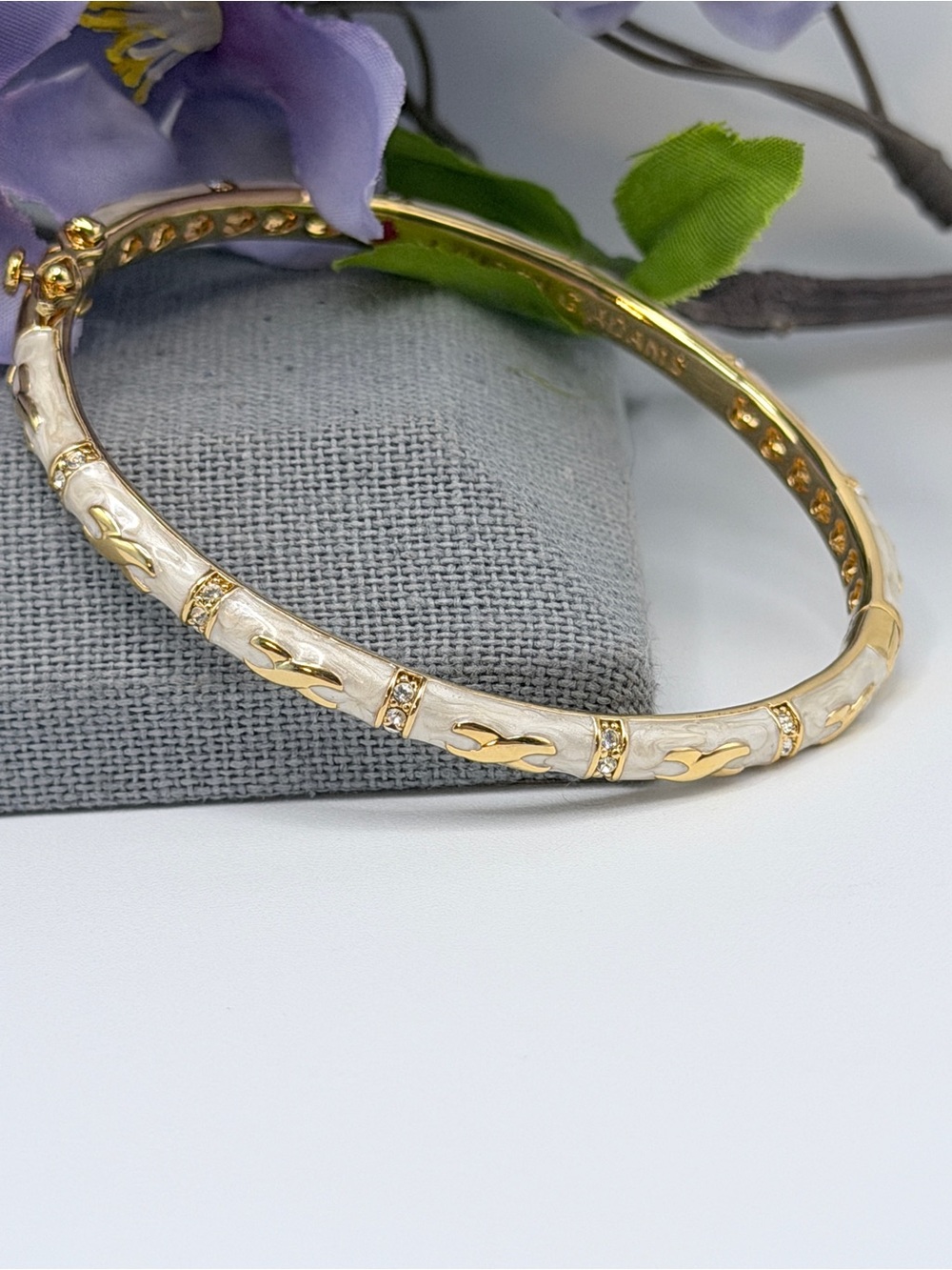 Lauren G. Adams Hugs Bangle in White/Beige